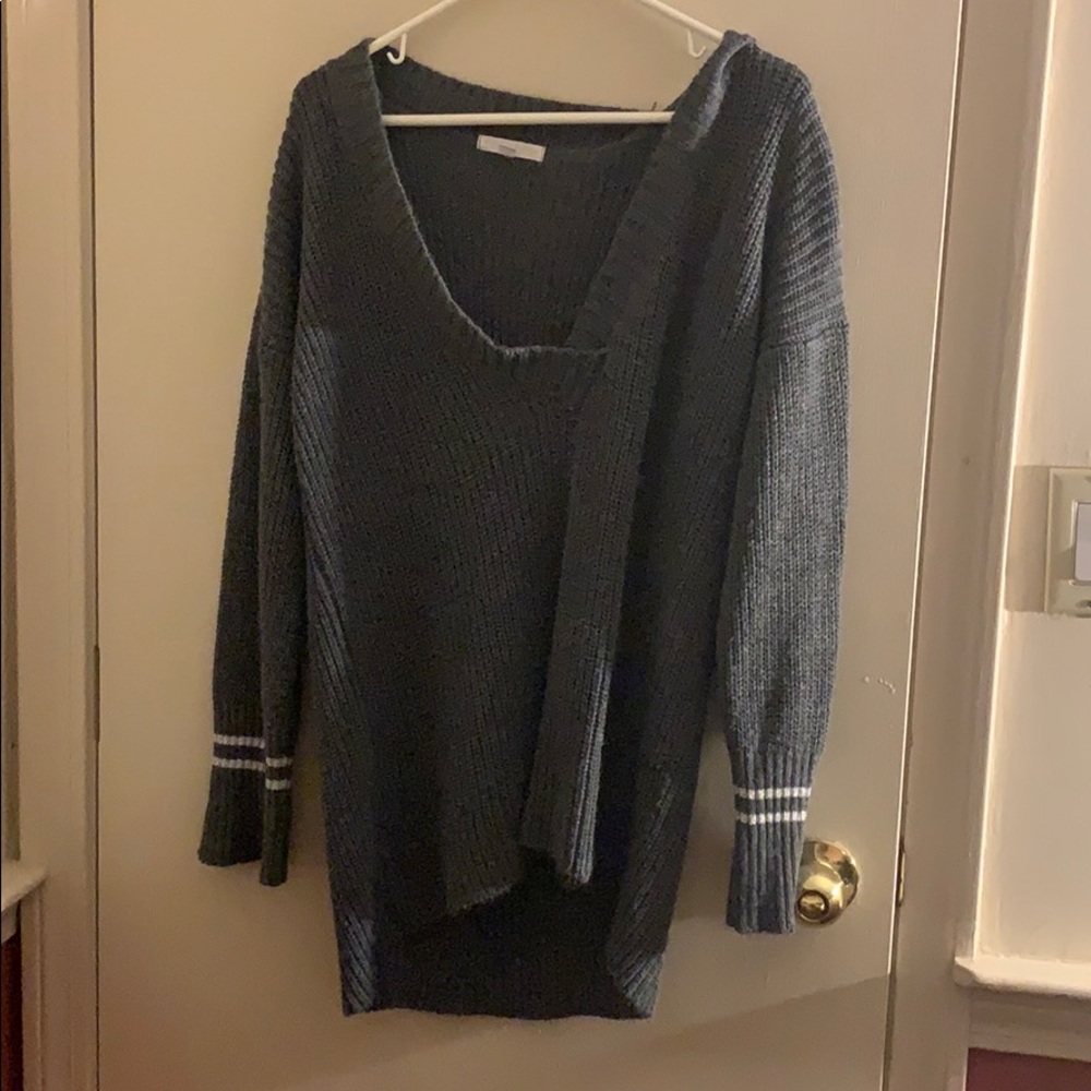 Gray long sleeve v neck sweater